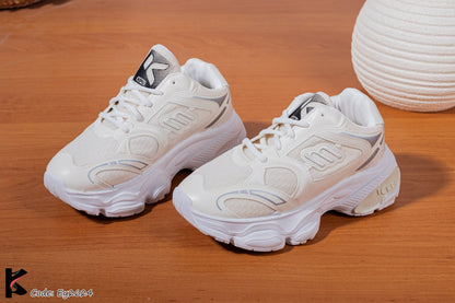 كوتشي اطفالي شيك اووي ف اللبس Ey2624