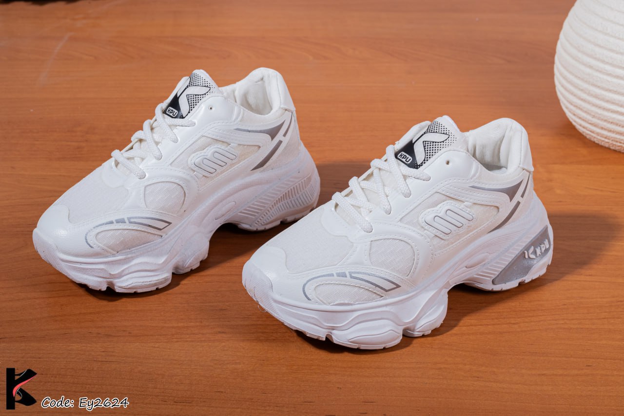 كوتشي اطفالي شيك اووي ف اللبس Ey2624